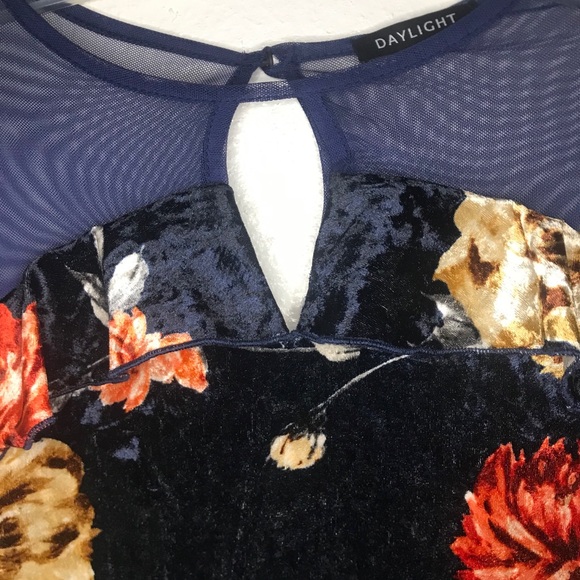 Velvet Dress Daylight Floral Ruffled Sz L Form Fit - Picture 6 of 8